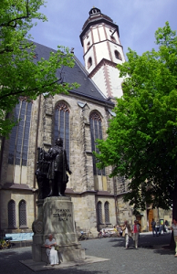 Thomaskirche mit Bach Denkmal Leipzig; Foto: Falko Seidel/pixelio.de