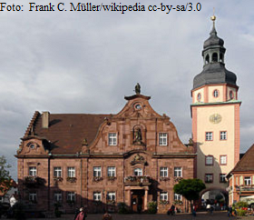 Ettlinger Rathaus mit Turm