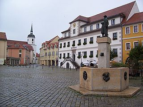 Marktplatz Hoyerswerda mit „Sorbenbrunnen“