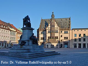 Schweinfurt - Rückertdenkmal und Rathaus