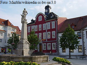 Suhl Rathaus mit Waffenschmied-Denkmal