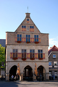 Rathaus Werne und Markt; Foto: Mbdortmund/wikipedia cc-by-sa/3.0