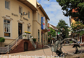 Wiesloch, Stadtapotheke mit Bertha-Benz-Denkmal